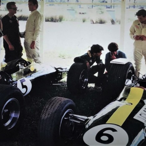 Warwick Farm  pendant les essais dans le garage Lotus avec les mécaniciens et Graham Hill Warwick Farm  pendant les essais dans le garage Lotus avec les mécaniciens et Graham Hill